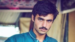 Pakistani Chaiwala’ Arshad Khan Gets Modelling contract After Selfie Goes Viral