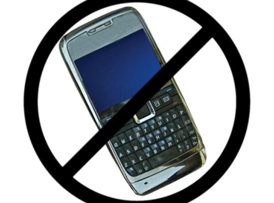 Primary School Ban On  Parent  Mobiles