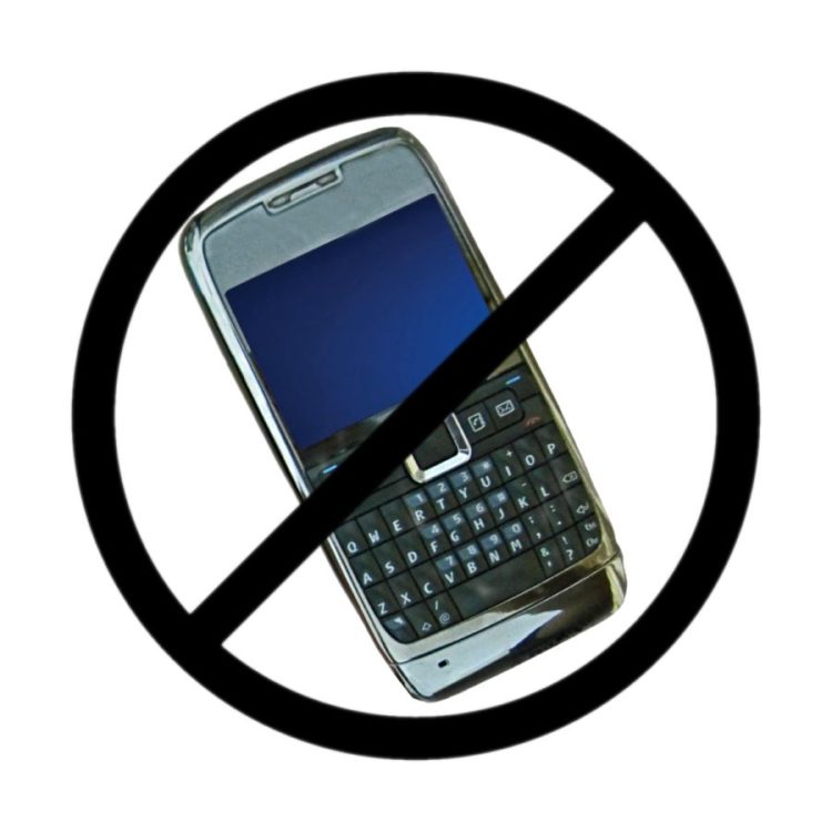 Primary School Ban On  Parent  Mobiles