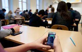 Mobile Phones Now Allowed In Uk Schools To Trace Covid Contact