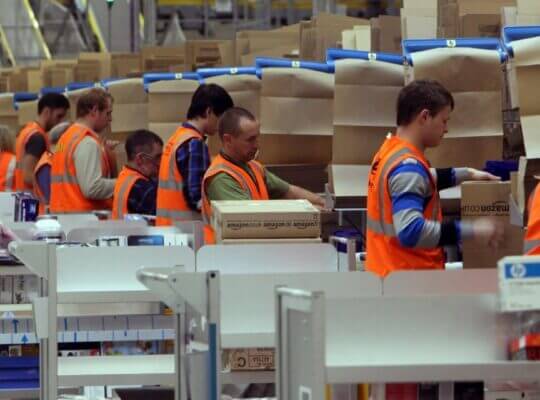 Amazon Offers Attractive Bonuses To Attract  20,000 Temporary Staff