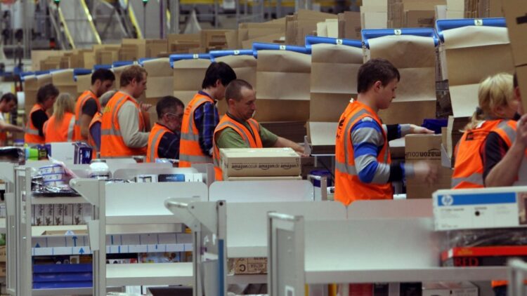 Amazon Offers Attractive Bonuses To Attract  20,000 Temporary Staff