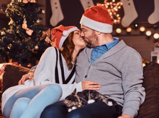 Brits Warned  Against Snogging This Christmas To Avoid Spreading Omicron Virus
