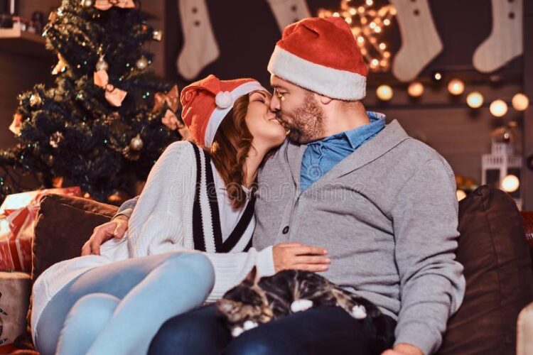 Brits Warned  Against Snogging This Christmas To Avoid Spreading Omicron Virus