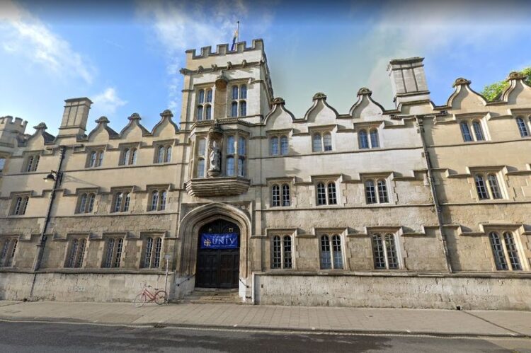 Irresponsible Oxford Uni Student Pressured To Admit Poo To Save Mates Splitting £1,000 Fine