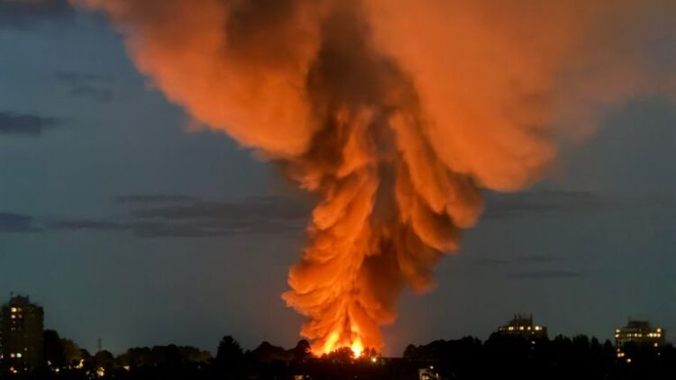 Massive Swindon Warehouse Explosion Rocks Groundwell Estate