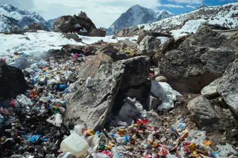 Nepal Ends Everest waste deposit effort After mounting rubbish persists