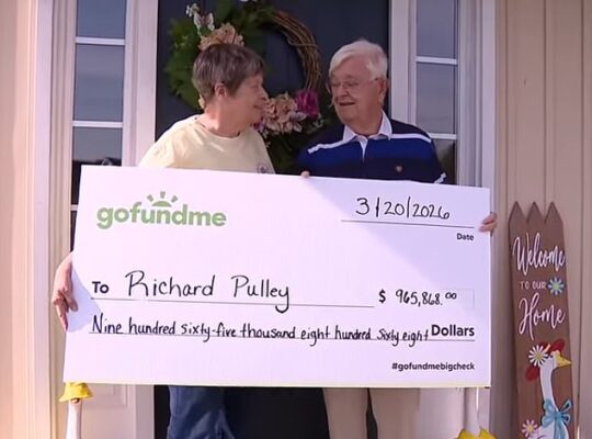 Strangers Rally to Raise Nearly $1 Million for Viral 78‑Year‑Old Delivery Worker