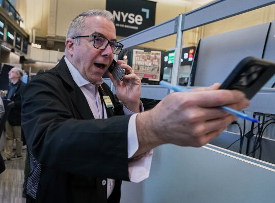 Tech Selloff Drags Wall Street Lower