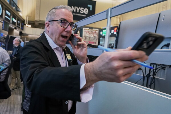 Tech Selloff Drags Wall Street Lower