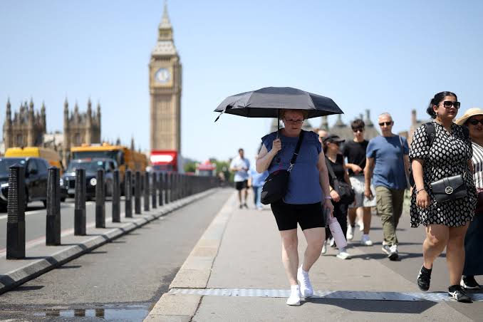 London Faces Dual Climate Pressure as Pollution Peaks and Hosepipe Ban Begins