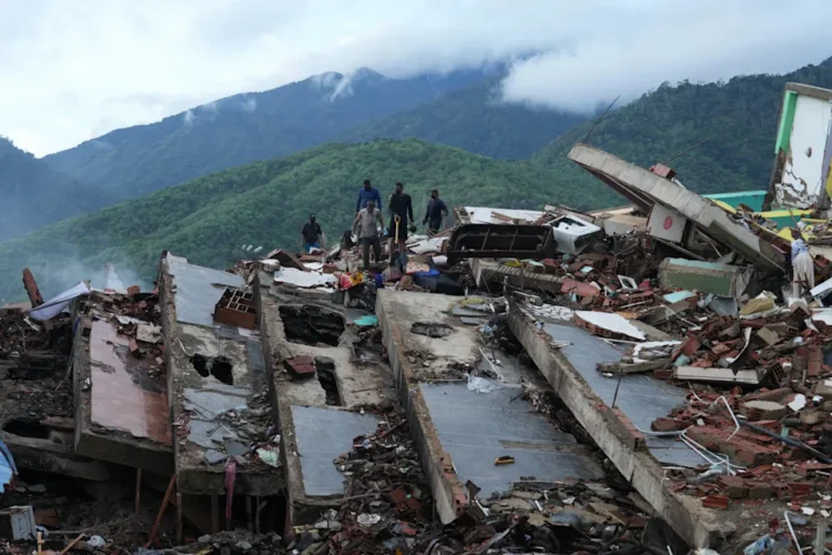 Uniforms in the Rubble: Venezuela’s Quake Rescue Under Fire