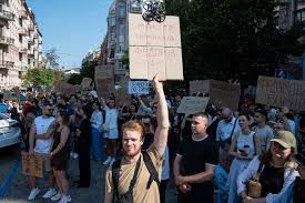 UKraine Defense Shake-Up Sparks Dissent